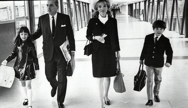 杰奎琳|1947年，18岁杰奎琳在社交舞会大出风头，3年后妹妹参加比她更美