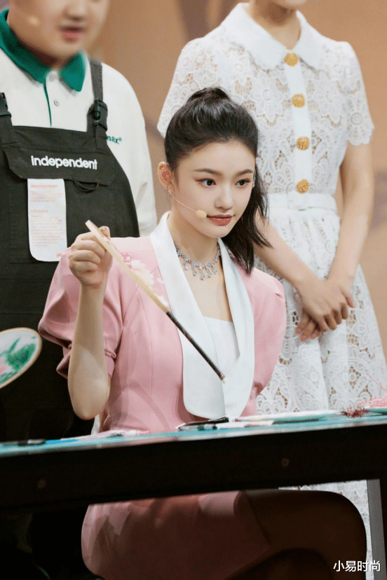教师|林允最新的清爽简洁的营业照真养眼！浅色调的服饰搭配，简直绝美