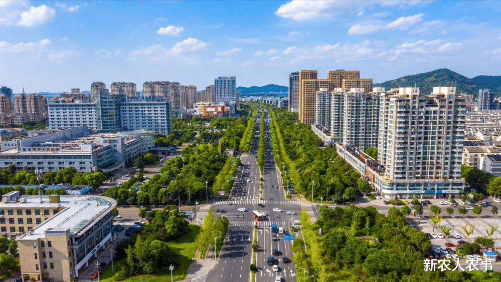 余姚|尴尬了!大爷钓鱼无获还被卡脖子!大妈:他说头能伸进去就能出来