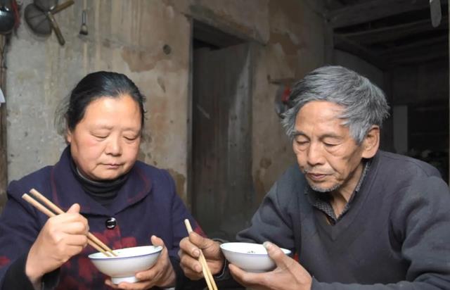 大学|儿子从名牌大学毕业,老两口却强颜欢笑,“没想到他在画大饼”