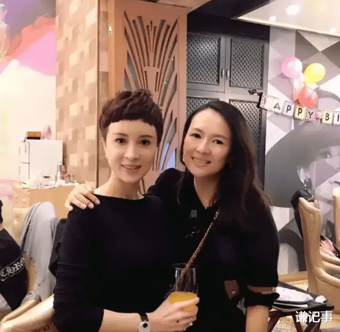 章子怡|金巧巧太大胆了,居然把章子怡陈红的素颜照直接发出来,她自己化着精致的妆容