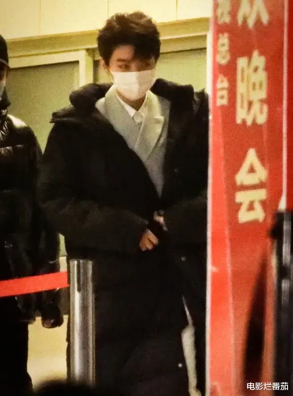 春晚|春晚四次联排：赵丽颖一笑迷人，张小斐美目顾盼，朱一龙走路生风