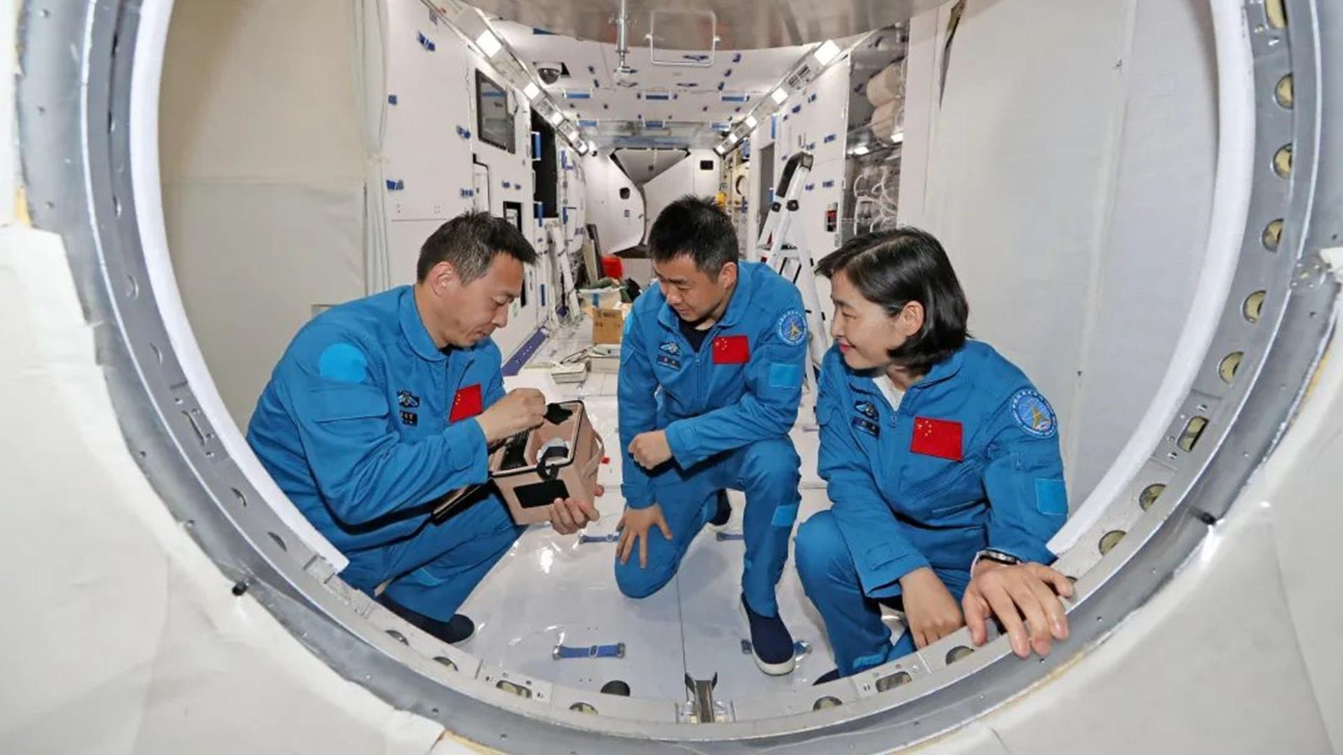 天宫空间站实验舱睡眠区亮相：航天员竖着睡，下半年就要用