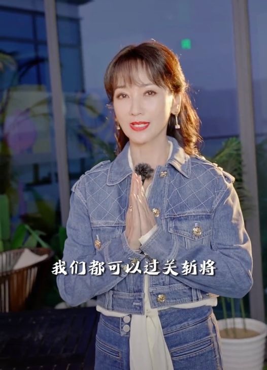 满江红|69岁赵雅芝皮肤紧致有光泽，春节刚过正能量满满：活出想要的人生