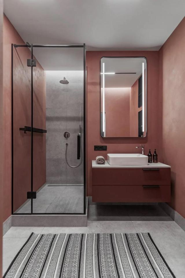 她用「赤橘色+玻璃隔断」，让这个63㎡的小户型，充满了豪宅感！