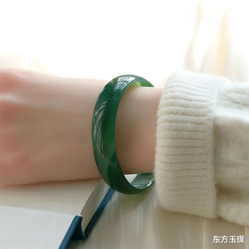 翡翠|都是“石头”，为什么翡翠比玛瑙贵那么多？