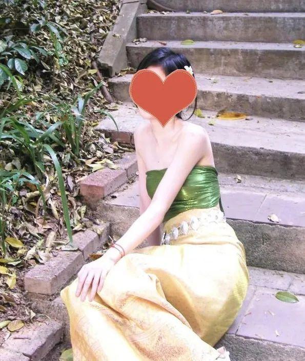 李小璐|李小璐现身寺庙修行，穿抹胸被骂？对不起，这次是网友错怪她了