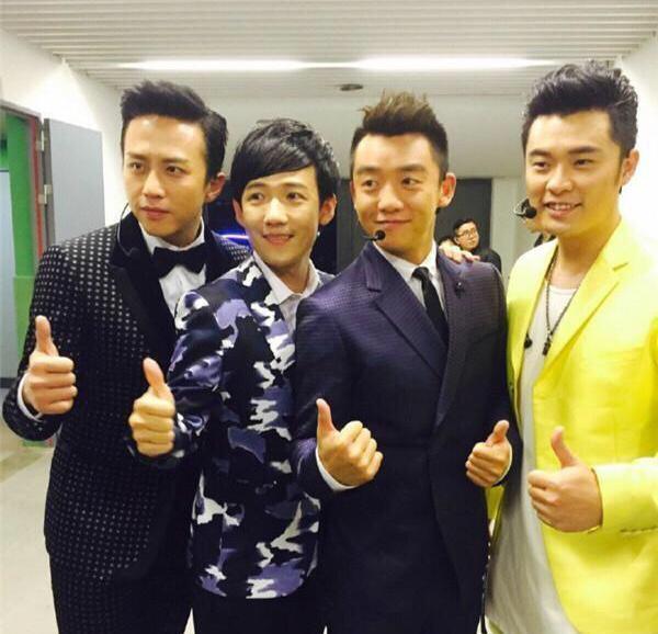 娱乐圈|娱乐圈人人一口亮瞎眼的假牙,坚持自然的明星才是最美的