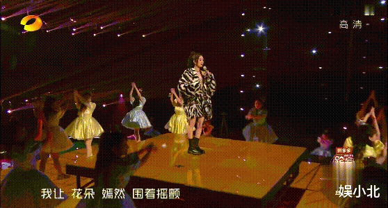 杨幂|湖南台跨年晚会:杨幂去油失败,金晨脚滑险摔跤,Twins疑似假喝