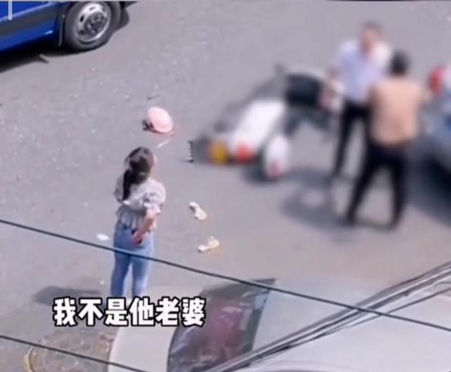 案例:湖南男子当街殴打女子,女方慌忙呼救,路过的大哥出手制止