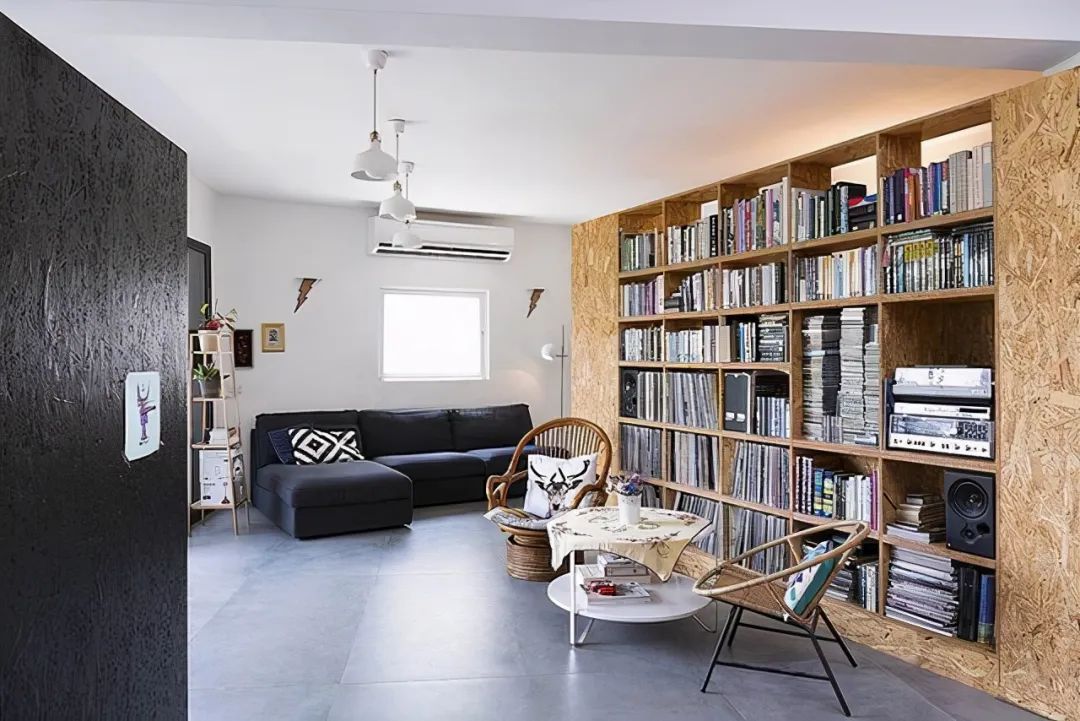 客厅做了一个超大柜子,一边是电视墙,一边是大书柜,确实很实用