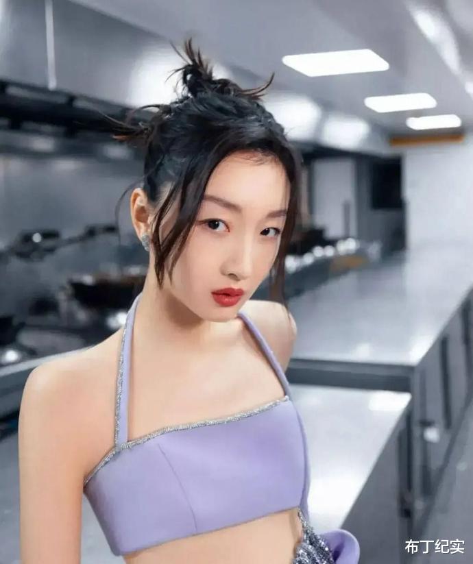 周冬雨|周冬雨和金晨平胸照被扒，瘦成了排骨胸，网友：可以争夺冠亚军了