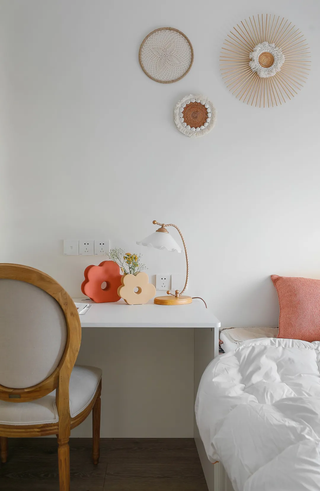 126㎡美式风格，跳脱的绚丽色彩、流畅的石膏线条，舒适慵懒又不失精致