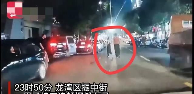 温州:女摊主拒绝陪酒,惨遭赤膊男子拿刀追砍,躲进便利店报警
