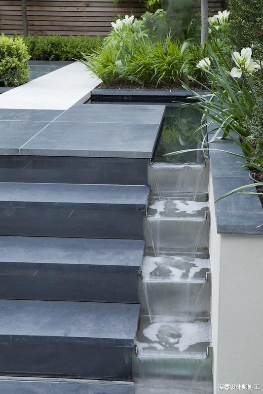 购房置业|第一次见到,还有人喜欢在走道边设水景,流水潺潺自然灵动,舒适静谧