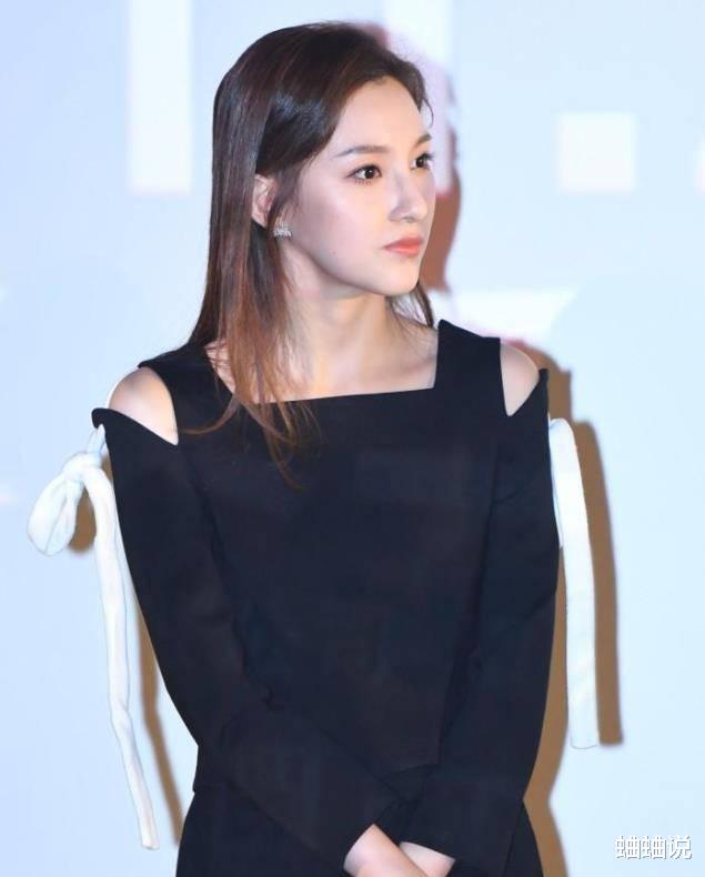 主持人|她18岁走秀泳裤不慎“滑落”，淡定走完全程，如今成为电视著名主持人