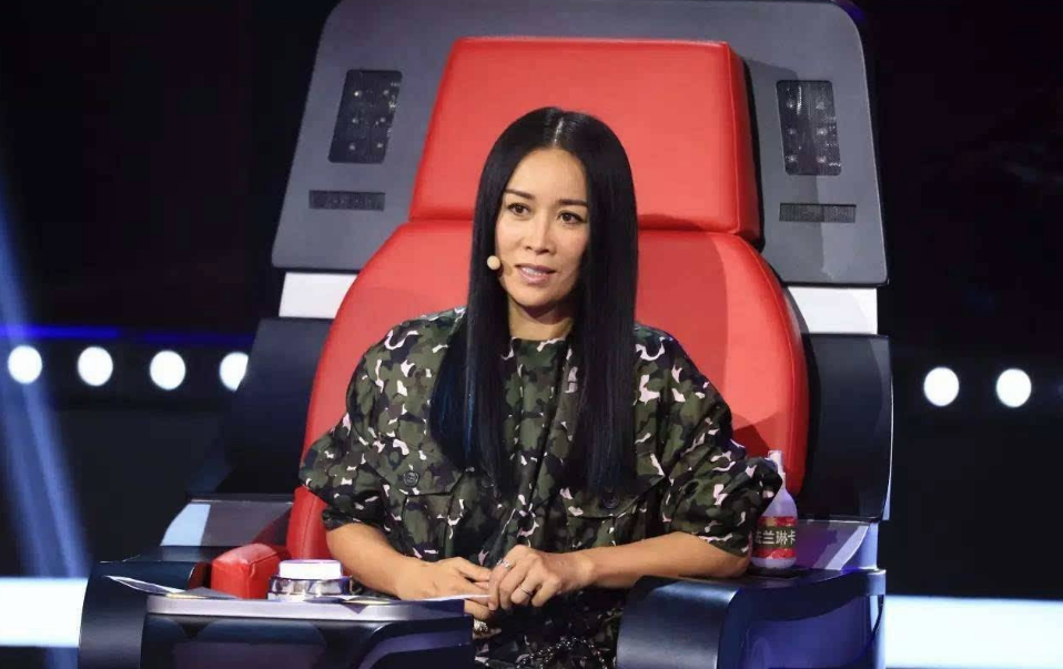 周深|陈奕迅站起来向周深致敬的那一刻，不知道那英心里是什么滋味？