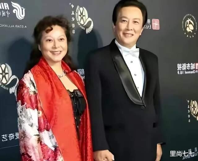 唐国强 唐国强混血老婆真是国泰民安脸，穿红外套不仅不俗气，还特别富贵