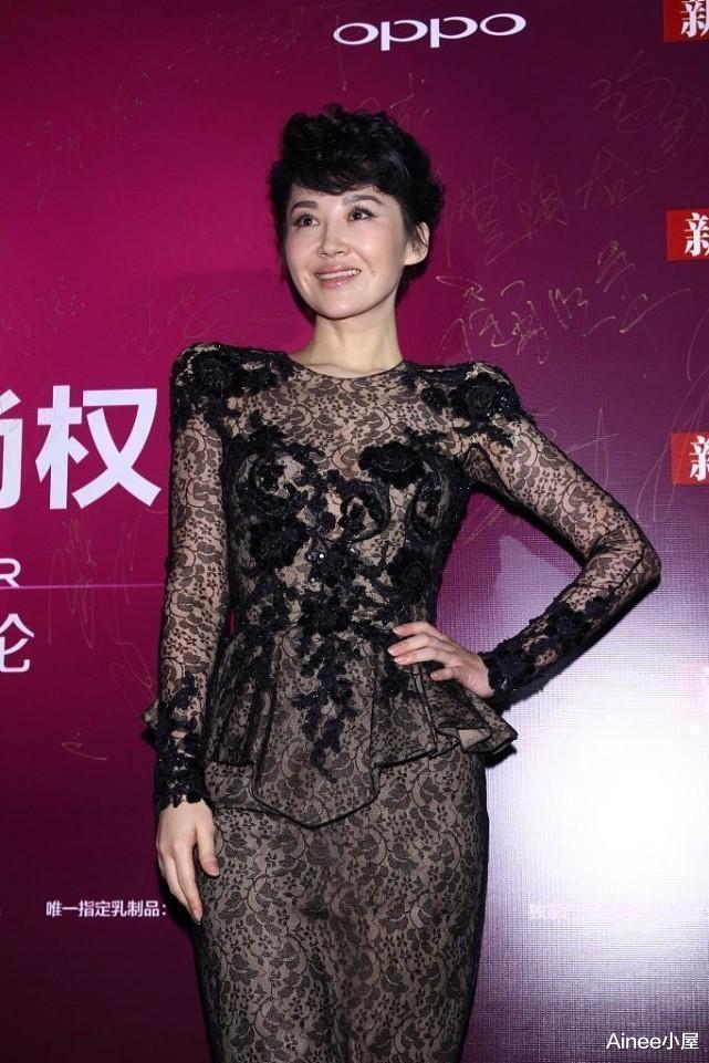 宋轶 短发的许晴显出中年感，但蕾丝套装穿得挺高调，身形气质都掩不住