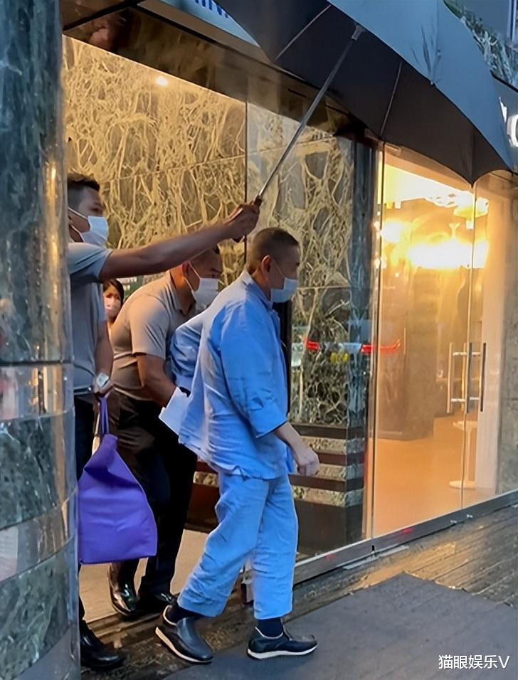 刘銮雄|富商刘銮雄出门带三个保镖，身体虚弱走路需搀扶，百万车牌显豪气