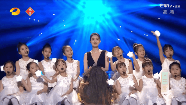 张小斐|元宵晚会张小斐好美上热搜,尽显“全民亲妈”般温柔