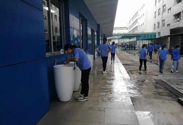 00后|“想卷我?门都没有”,00后毕业生到点就下班,老板一脸无奈