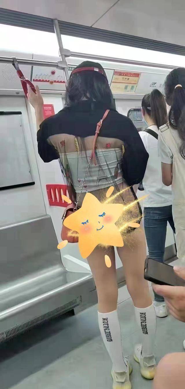 女子地铁上穿搭奇特,吸引大众眼球,网友:穿了又好像没穿