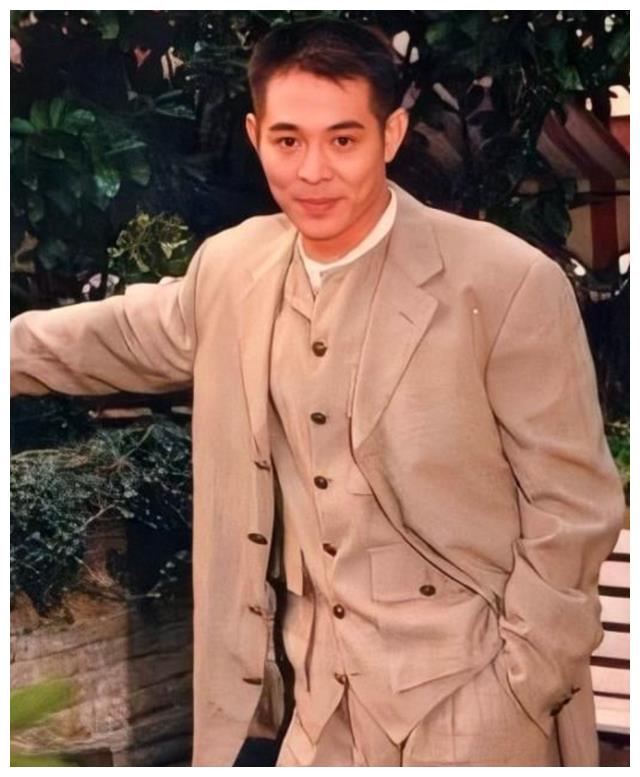 李连杰|32年前，生完孩子就被李连杰抛弃，住地下室10年的黄秋燕，怎样了