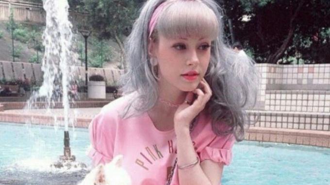 吴卓林|吴卓林妻子晒新年照，坐在喷泉旁摆拍，生活现状惬意且舒适