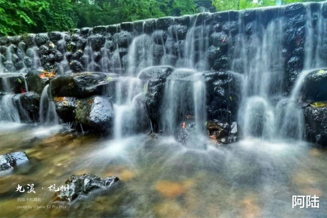 杭州|42度高温下，杭州有个免费景点却人声鼎沸，到处在打水仗