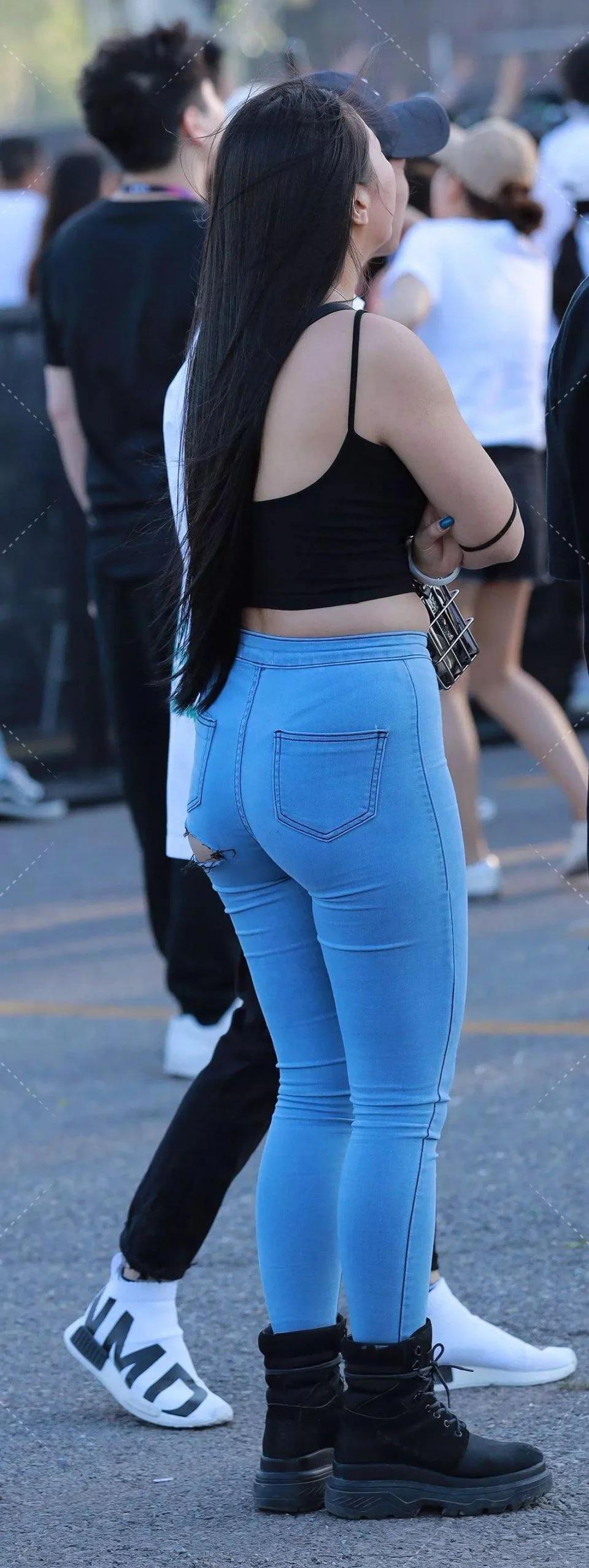 田间诗 珠圆玉润的女人，适宜穿一件背心搭配紧身牛仔裤的装扮！