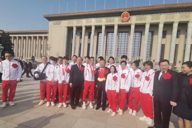 谷爱凌 谷爱凌成表彰大会大赢家!穿冬奥战袍成团宠,扎染高马尾个性又时髦