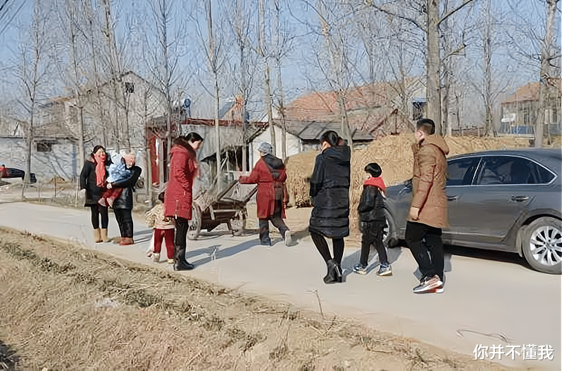 农村打工族返乡“怪象”，穷小子变老板，女神变村姑，这是为何？