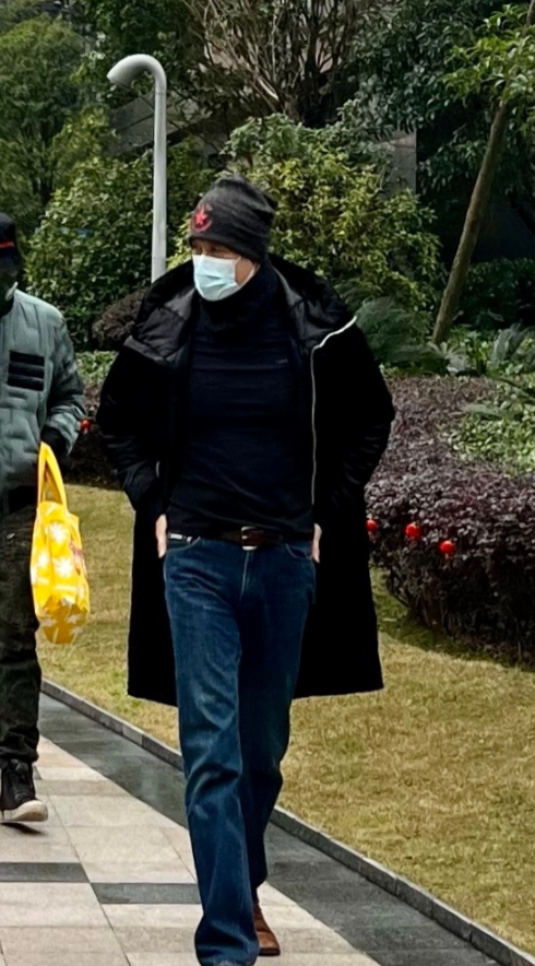 徐锦江|60岁徐锦江小女儿疑似曝光！身高超一米八长腿瞩目，姓氏随母亲