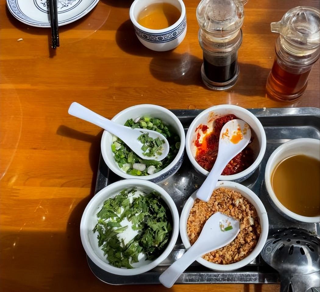 新疆维吾尔自治区|6个重庆人来新疆玩，在景区不听劝点了2个菜花了470，端上来愣了