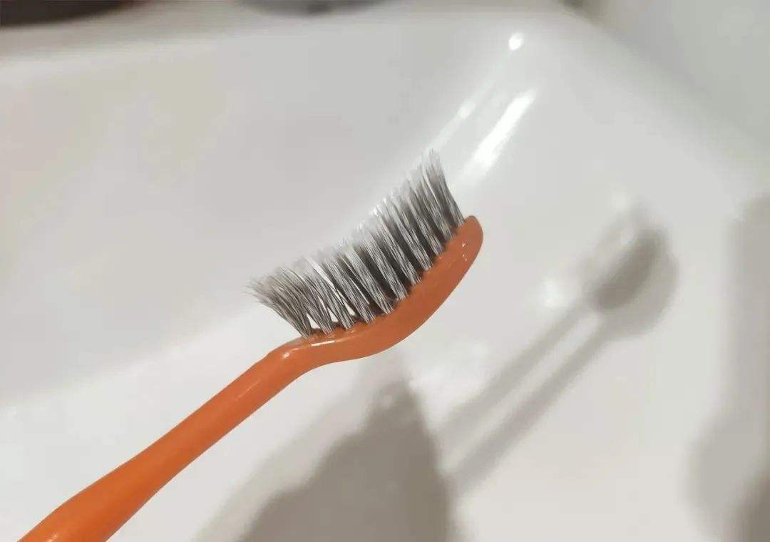 每天了解一个居家小妙招——旧牙刷可别扔了，妙用你绝想不到