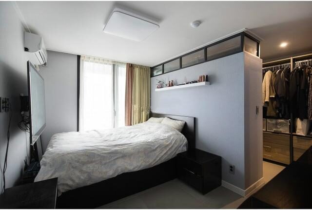 床靠墙的做法早过时了,我家直接后移70cm,做成这样超级好用