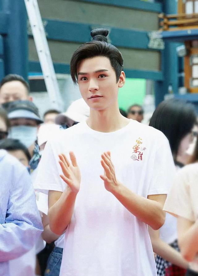 龚俊|从《你好火焰蓝》到《中餐厅5》，龚俊正在沦为工具人？