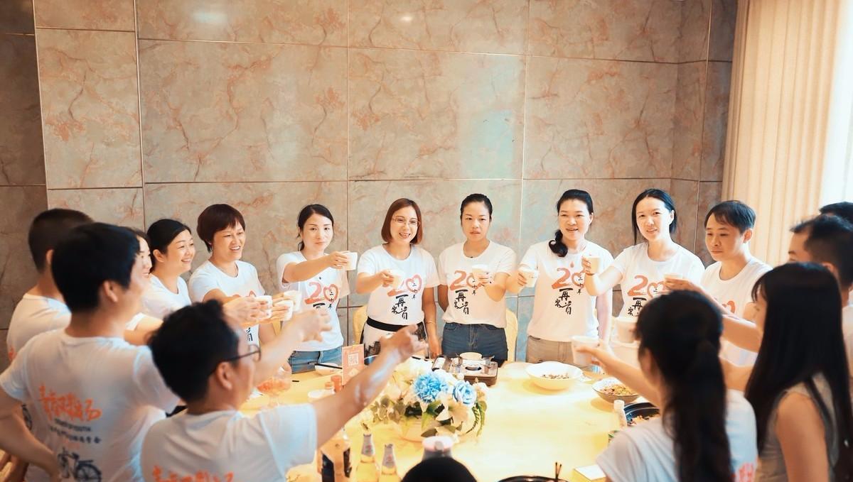 同学聚会为防止炫富攀比，要求统一服装，谁料贫富差距更加明显