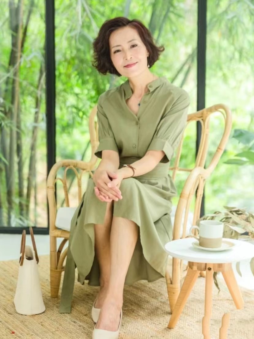 发型 50岁女人怎么打扮自己更高级？一衣服要穿纯色，二发型要短而不乱