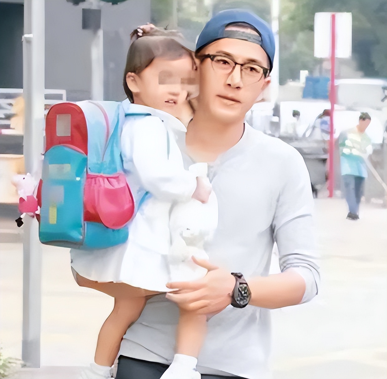 辣妹|杨幂女儿近况曝光,停课在家很粘人,不舍得爸爸去工作