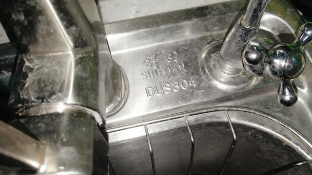 刚发现三年前买的水槽是DUS304不锈钢，买家用不锈钢，千万擦亮眼