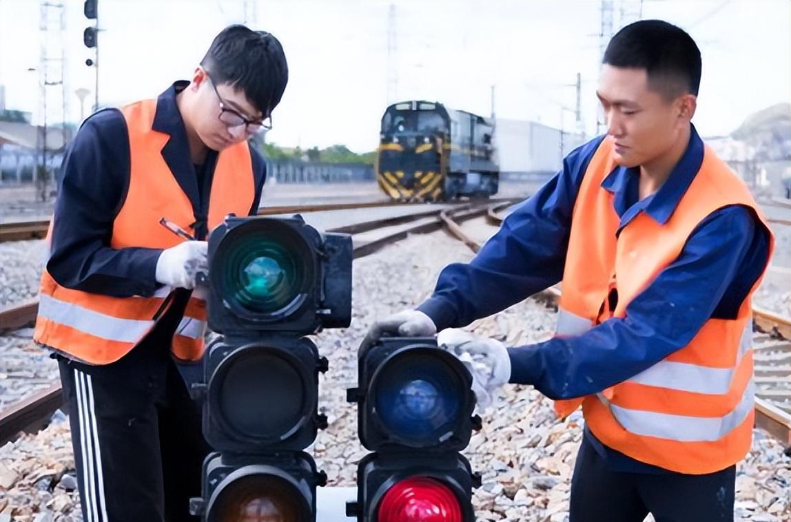 求职|铁路局将开始春招，五险一金待遇佳有编制，三类学生报考更有优势