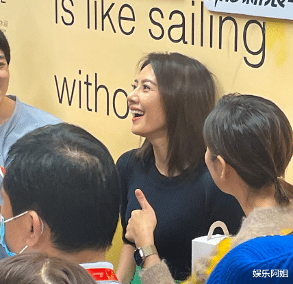 高圆圆|高圆圆扫楼生图出炉！超近怼脸无瑕疵，被围得水泄不通人气好旺