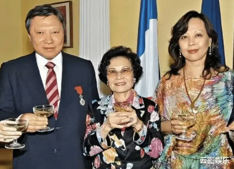 豪门|香港千亿豪门举办婚礼！新娘颜值引热议，家族成员闹不和多人缺席