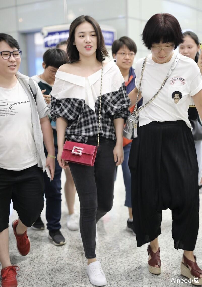 马思纯的衣品真难懂,印花夹克配丝绒裙,身材看着有点壮