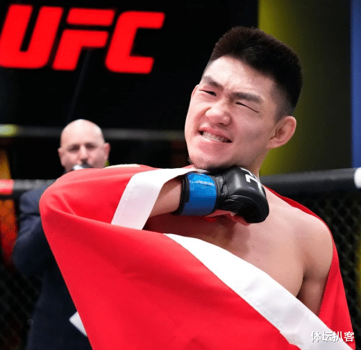宋亚东|126秒KO！宋亚东创造历史，身披国旗+抹脖子庆祝，UFC官方盛赞