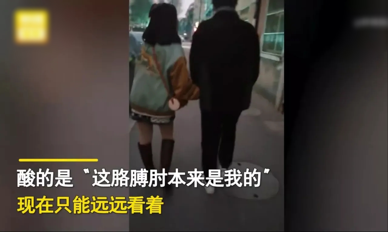 儿子带研究生女友回家,母亲退开一米远跟在身后心里五味杂陈