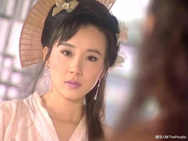 萧蔷|同是满头扇子,贾静雯经典,蔡少芬诡异,萧蔷正面惊艳背后惊吓