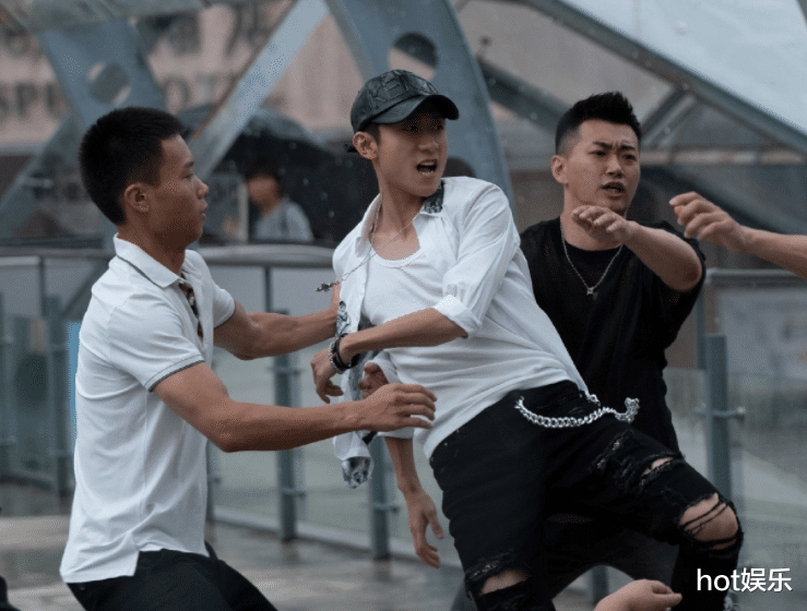 张一山|张一山和平安北京相继辟谣,爆料者却拒绝道歉:为每个字负责